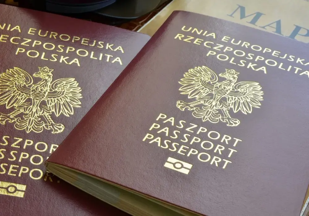 Jak wygląda polski paszport? Odkryj jego unikalne cechy i bezpieczeństwo