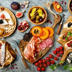 Co to jest tapas? Odkryj ich znaczenie i różnorodność w Hiszpanii