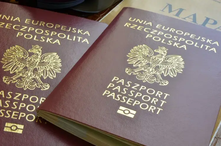 Jak wygląda polski paszport? Odkryj jego unikalne cechy i bezpieczeństwo